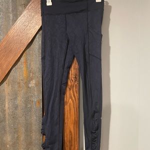 Women’s embossed navy blue Lululemon leggings!